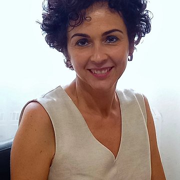 Éva F.