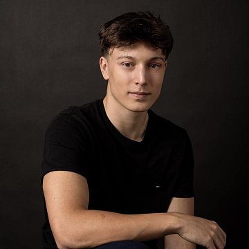Viktor M.